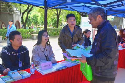 清城區(qū)統(tǒng)計(jì)局積極參與2017年‘12.4’國(guó)家憲法日暨全國(guó)法制宣傳法律咨詢活動(dòng)，提供專業(yè)社會(huì)經(jīng)濟(jì)咨詢服務(wù)